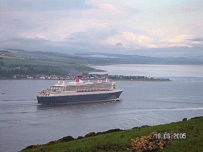 QM2 entering the firth.