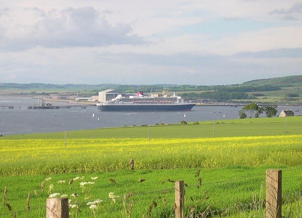 QM2 leaving the firth