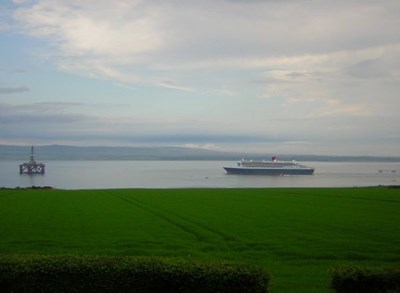 QM2 entering the firth.