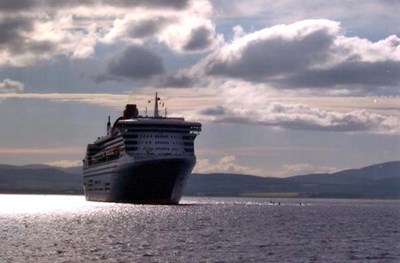 QM2 leaving Invergordon