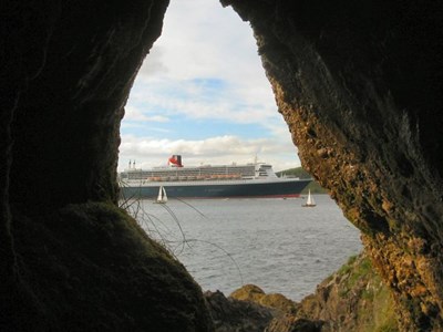 Navigating between the rocks