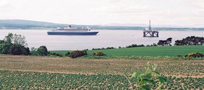 Queen Mary 2 leaving the Firth