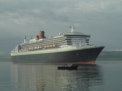 QM2 at Invergordon