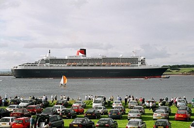 QM2 leaving the Firth