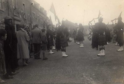 Pipe Band in front of the Royal