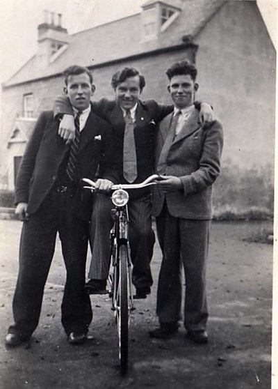 3 Friends and bike