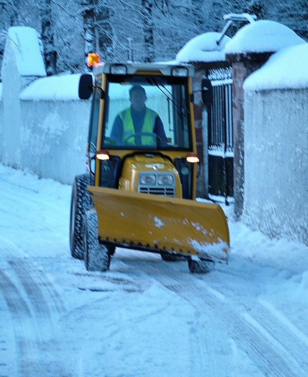 Bobby Mackay clearing the snow on Church Street