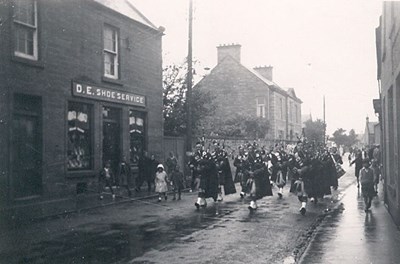 Pipe Band on High St - c1950