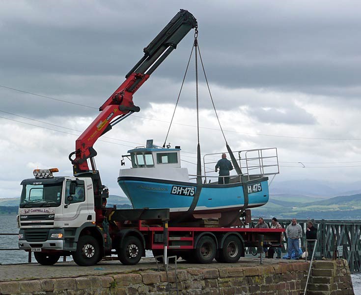 BH 475 'Kayleigh Ann' being winched into Cromarty Harbour