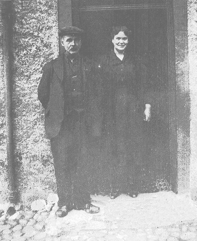 Robert and Annie Watson outside 2 Forsyth Place