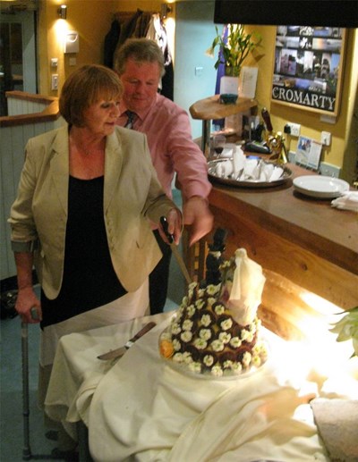 Viv and Alan cut the cake at Sutor Creek.