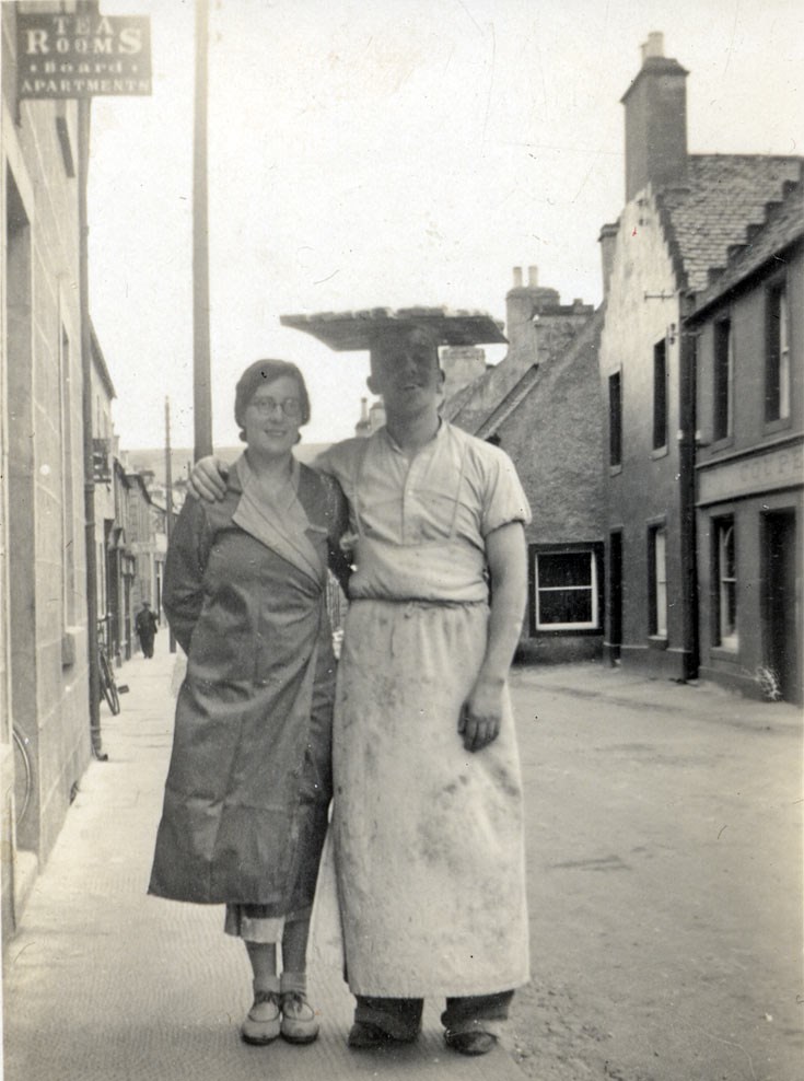 'Bingo' Williamson the baker and Tina - c1941