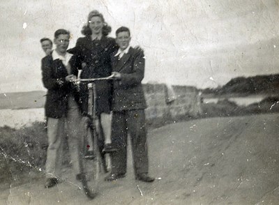 Cycling group near Red Burn c1943