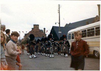 Pipe band on High St