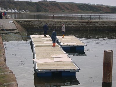 Installation of pontoons - 2004