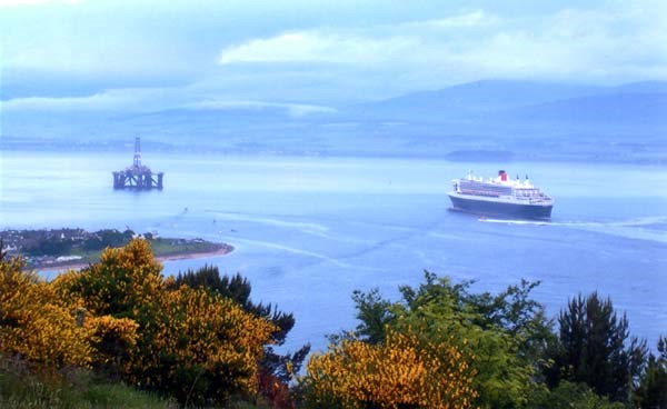 QM2 in the Cromarty Firth