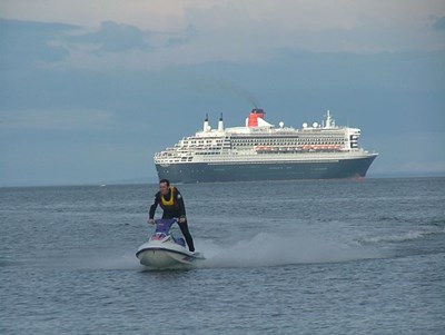Jetskier in front of the QM2