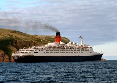 The QE2 leaves the Firth 1-8-05