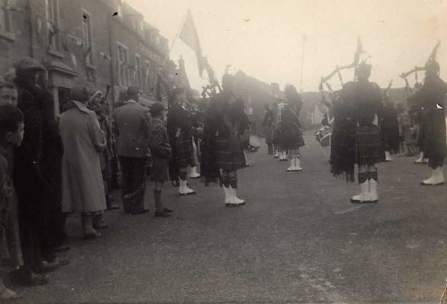 Pipe Band in front of the Royal