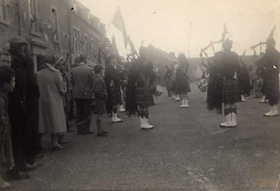 Pipe Band in front of the Royal