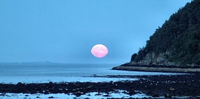 Equinox Moon rising by the South Sutor