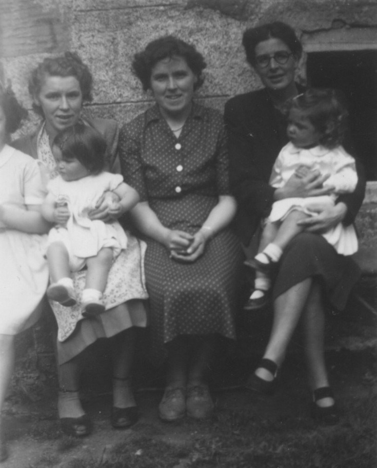 Jean with Carol, Elma, Peggy with Margaret
