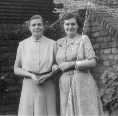 Annie Davie with her sister Nellie Mackenzie