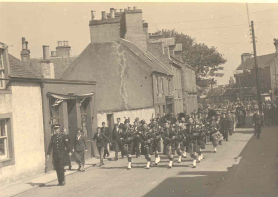 Pipe Band on High St