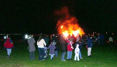 Bonfire Night 2003, gathering crowd