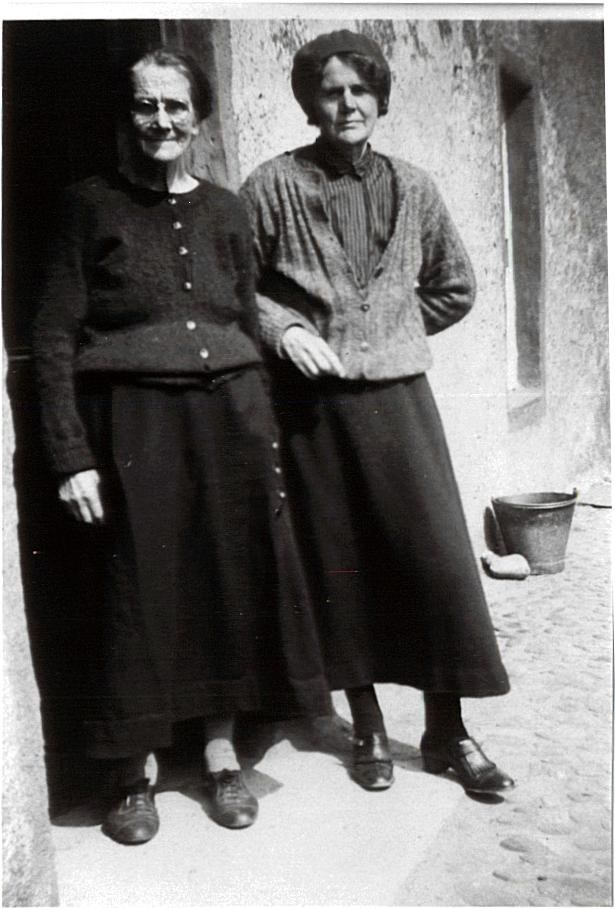 Sisters Eliza Finlayson (nee Hossack) & Georgina