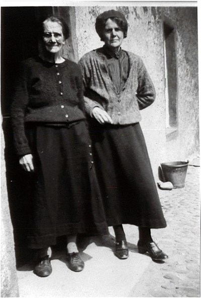 Sisters Eliza Finlayson (nee Hossack) & Georgina